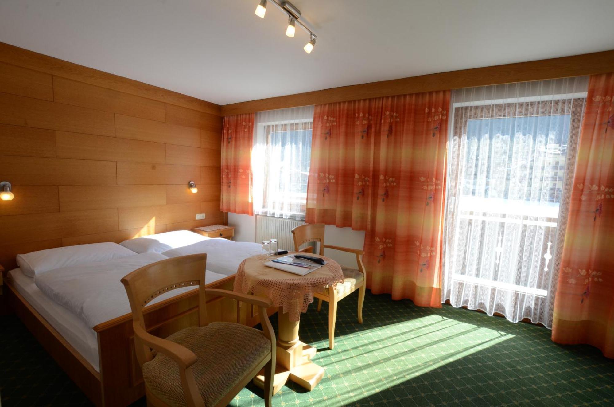 Haus Monika Und Haus Claudia Hotel Mayrhofen Exterior photo